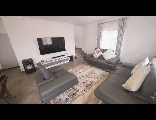 3 BEDROOM HOUSE FOR SALE IN THATCHFIELD